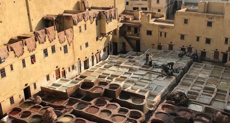 Los trabajadores del cuero atienden las tinas de tinte en las famosas Curtidurías Chouara rodeadas de muros color miel.