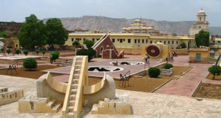 Architectural structures with astronomical instruments