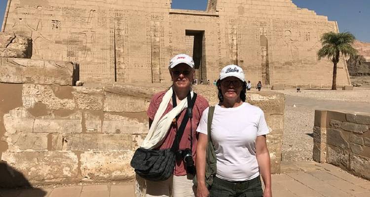 Frauen posieren vor einem antiken Tempel in Ägypten.