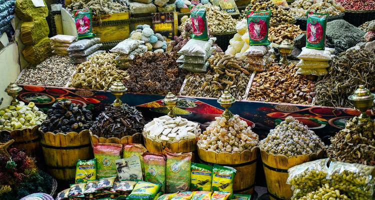 Marktstand mit verschiedenen Gewürzen und getrockneten Waren.