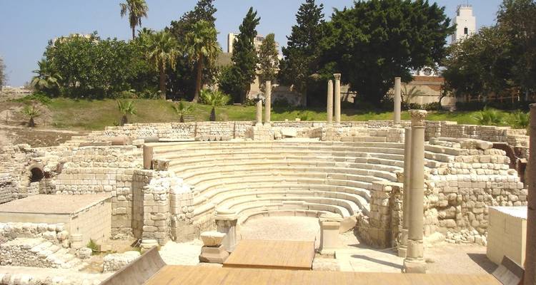 Ruines d'amphithéâtre de style romain antique.