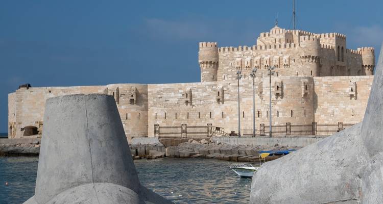Vue côtière d'un fort historique avec de l'eau au premier plan.