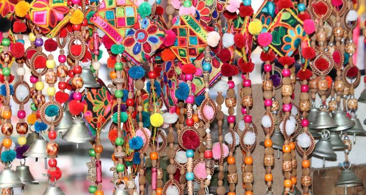 Bunte Dekorationsgegenstände und Schmuckstücke, die dicht beieinander hängen.