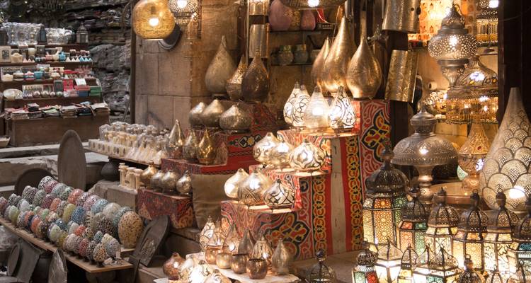 Een marktkraam die een verscheidenheid aan kleurrijke lampen toont.