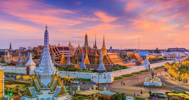 Der Große Palast in Bangkok bei Sonnenuntergang, mit lebendigen Farben.