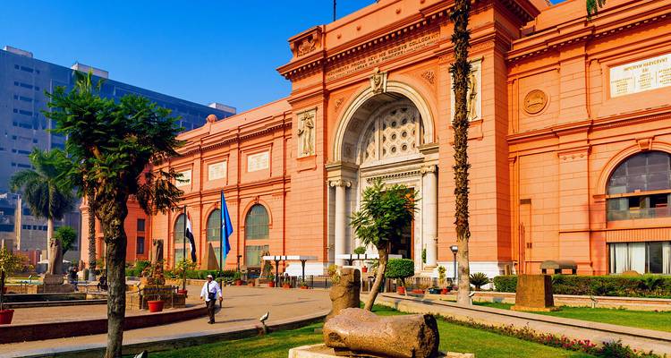 Frontansicht des Ägyptischen Museums mit lebendigen Farben und Touristen.