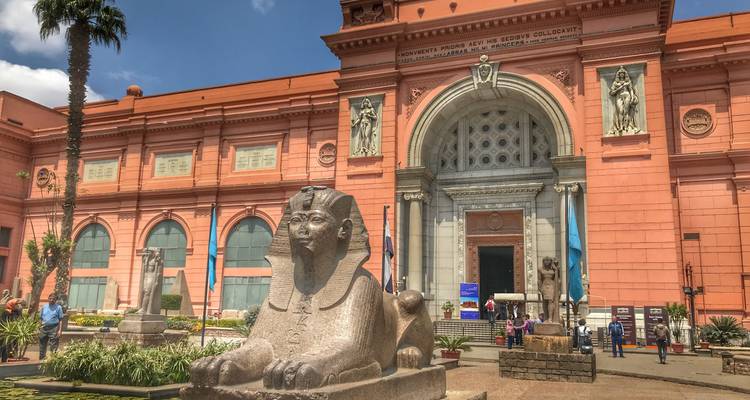Ägyptisches Museum mit einer großen Steinskulptur im Vordergrund.