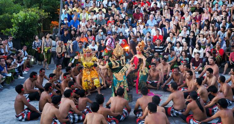 Traditionelle Tänzer, die vor einer Menschenmenge auftreten.
