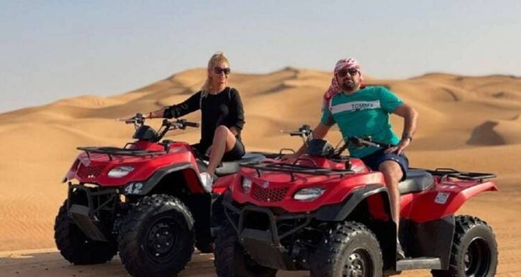 Twee mensen op quads in de zandduinen bij Hurghada, Egypte.