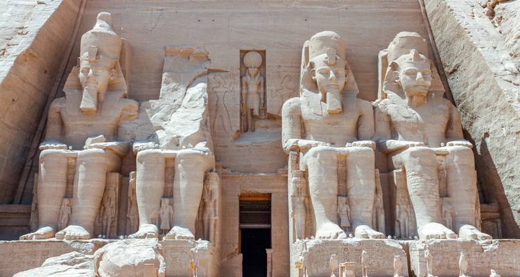 Close-up van de kolossale beelden bij Abu Simbel.