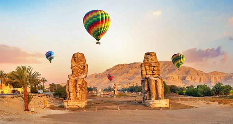 Die Memnon-Kolosse mit Heißluftballons im Hintergrund.