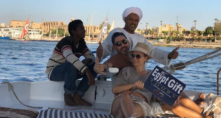 Grupo de personas en un barco sosteniendo un cartel de Egypt Gift Tours.