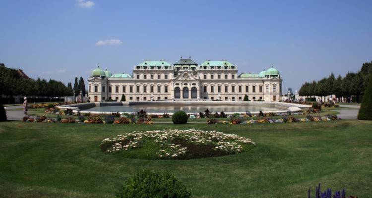 Belvedere Palace in Vienna with gardens and fountains.