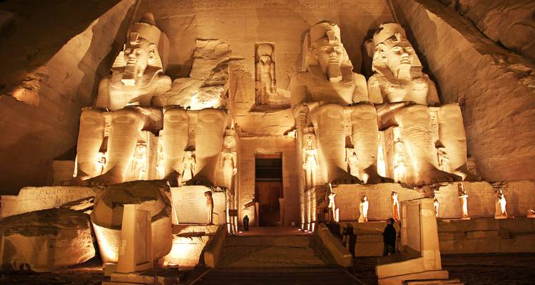 La fachada iluminada del templo de Abu Simbel por la noche.