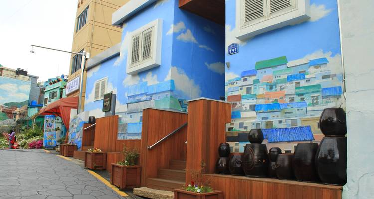 Kleurrijke artistieke gebouwen in een levendige buurt.