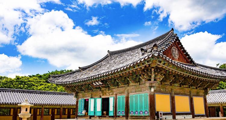 Traditioneel Koreaans gebouw met kleurrijke beschildering onder een blauwe hemel.