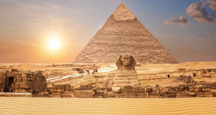 Die Große Sphinx und die Pyramide des Chephren in Giza bei Sonnenuntergang.