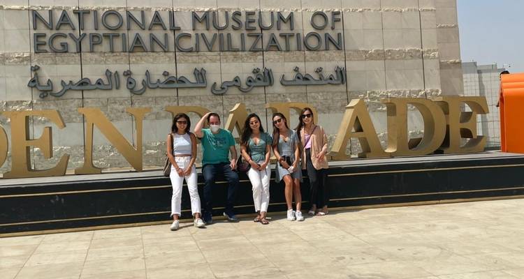 Groupe assis à l'entrée du Musée national.