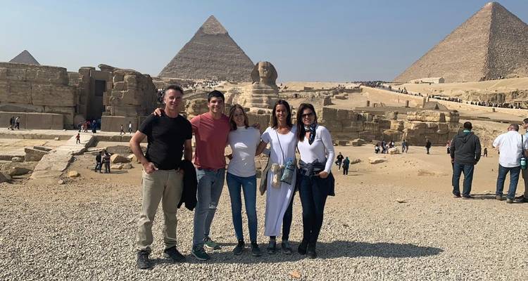 Groupe posant devant le Sphinx et les pyramides.