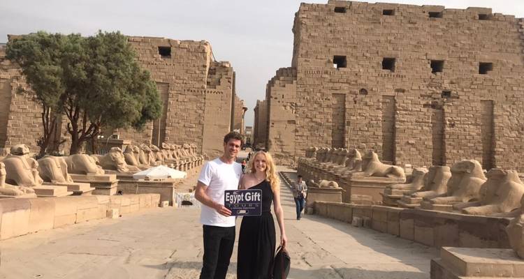 Stel dat een bord vasthoudt voor historische Egyptische ruïnes.