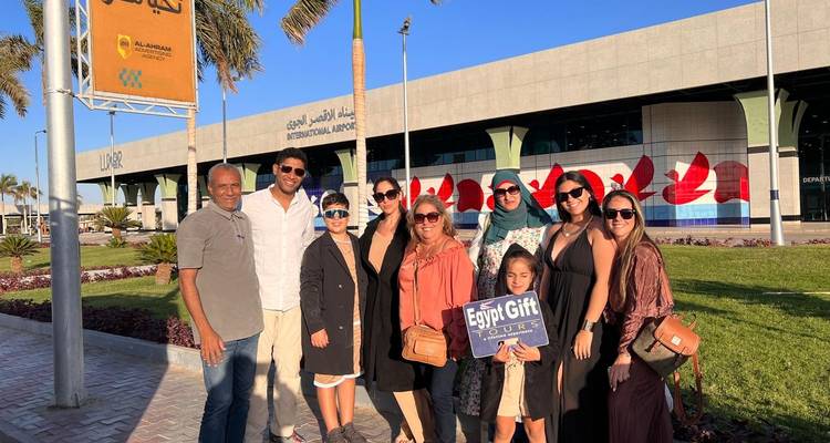 Grote groep voor een luchthaventerrein, met een rondleidingsbord.