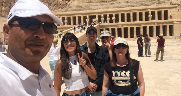 Groep voor een tempel met oude zuilen.