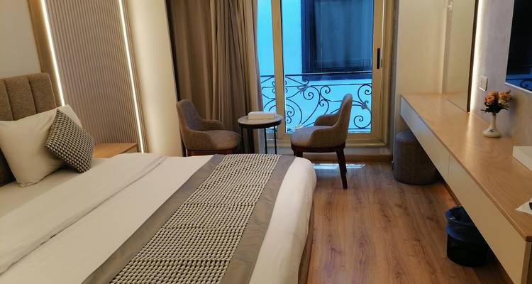 Ein Hotelzimmer mit einem großen Bett und einer kleinen Sitzecke.