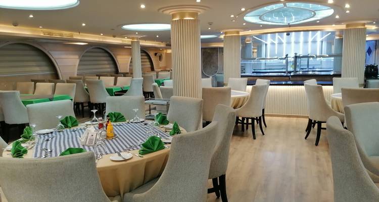 Restaurantinnenraum mit gedeckten Tischen zum Speisen.