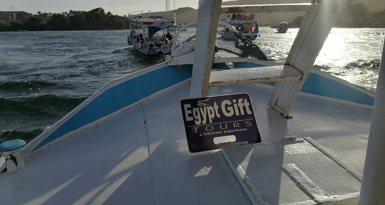 Boot auf einem Fluss mit sichtbarem Schild einer Ausflugsgesellschaft.