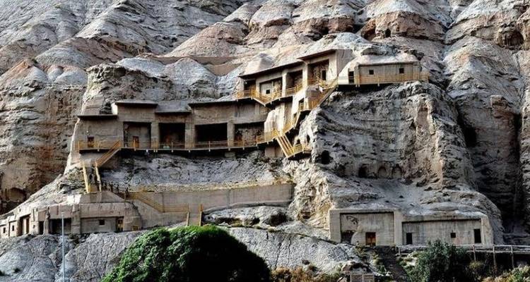 Kloostgrotten uitgehouwen in een rotsachtige berg.