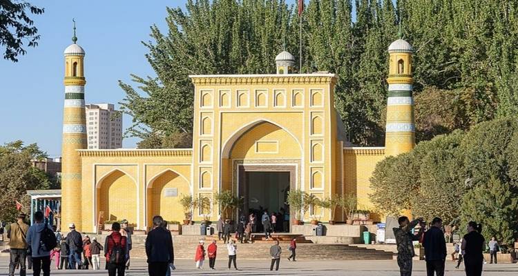 Een moskee met mensen rond de ingang.