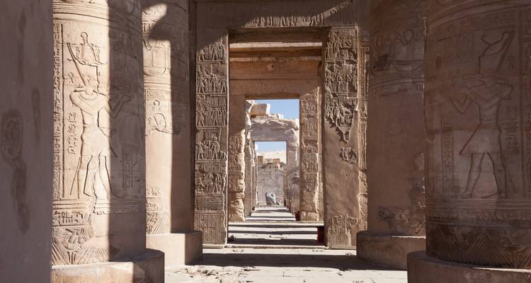 Innenansicht eines altägyptischen Tempels mit Säulen und Reliefs.