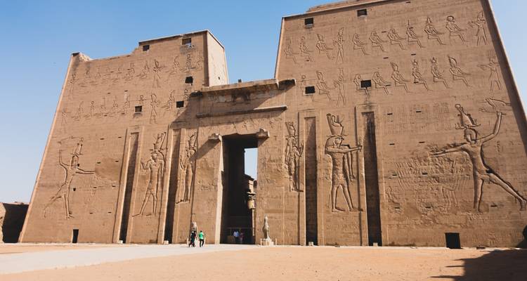 Mega antiker ägyptischer Tempeleingang mit Schnitzereien und Hieroglyphen.