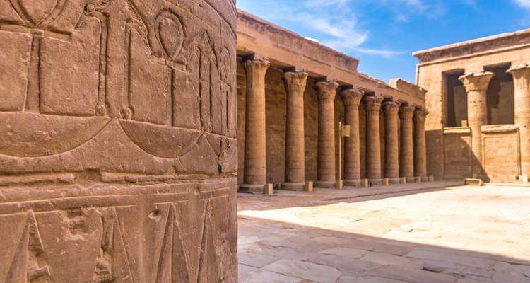 Nahaufnahme einer Tempelsäule mit Hieroglyphen in einer antiken Stätte.