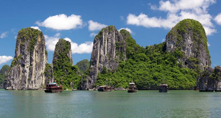 Kalkstein-Karst, der aus dem Wasser in der Halong-Bucht emporragt.
