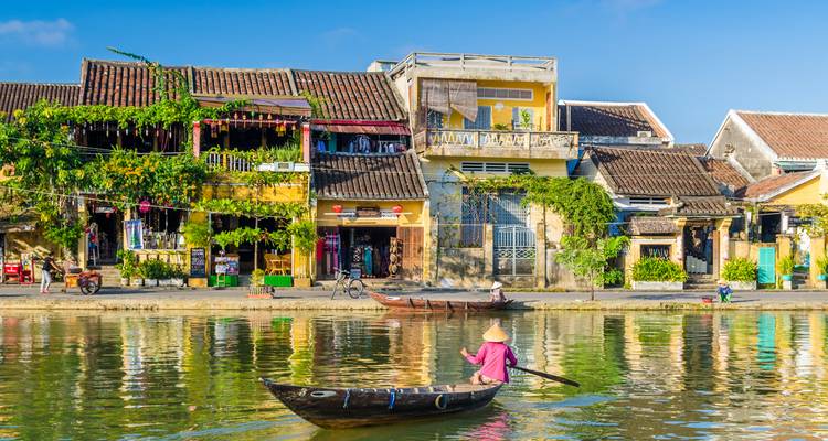 Rivierscène met traditionele Vietnamese architectuur.