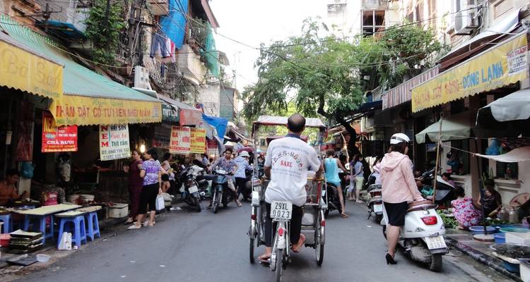 Drukke straatmarkt met veel mensen en verkopers.