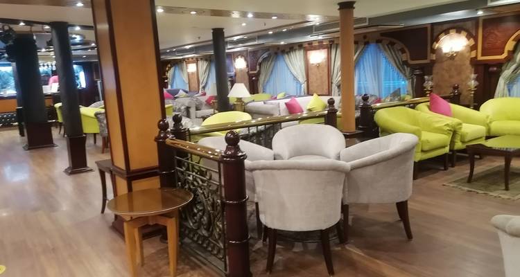 Farbenfroher, geräumiger Loungebereich mit modernem Dekor und verschiedenen Sitzmöglichkeiten.