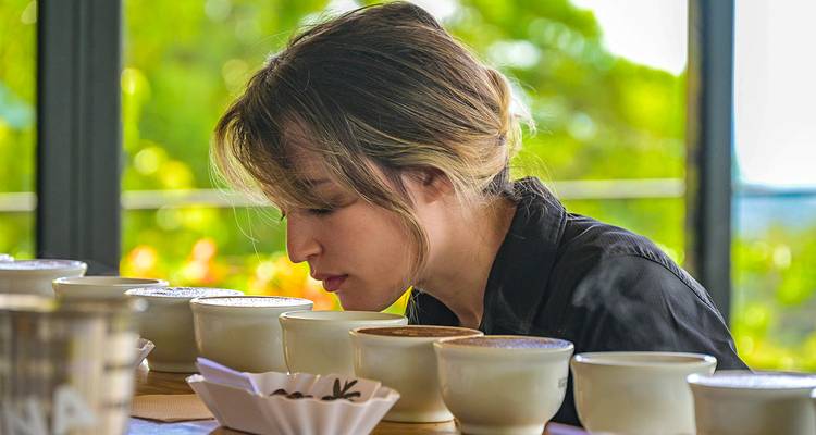 Persona disfrutando una sesión de cata de café.