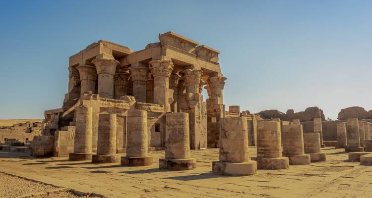Altägyptischer Tempel mit Säulen und Ruinen.