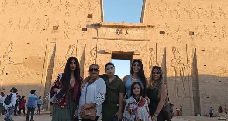 Eine Gruppe von Touristen, die vor alten ägyptischen Mauern posiert.