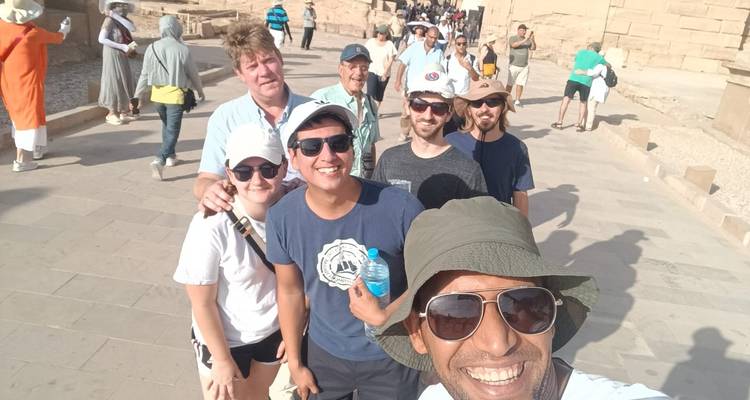 Eine Gruppe von Touristen, die einen sonnigen Tag an einer antiken Stätte genießt.