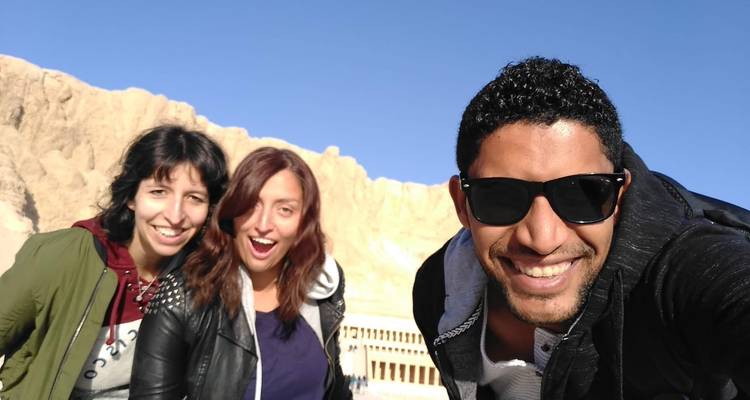 Drei Freunde machen ein Selfie mit historischen Ruinen im Hintergrund.