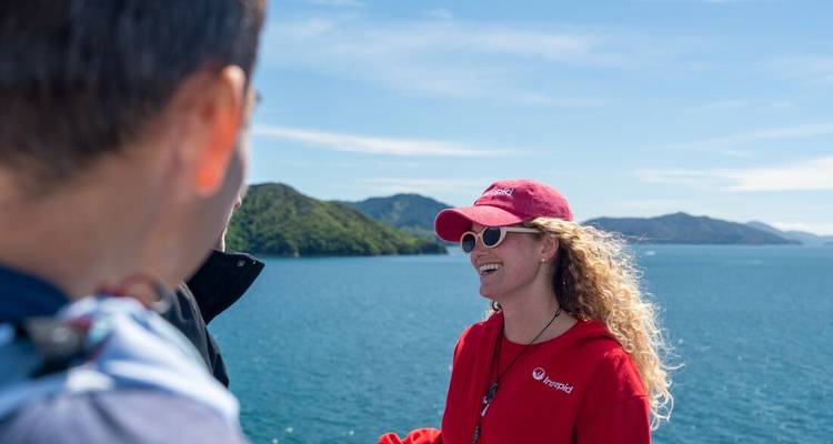 Des personnes sur un bateau avec une vue panoramique sur l'océan en arrière-plan.