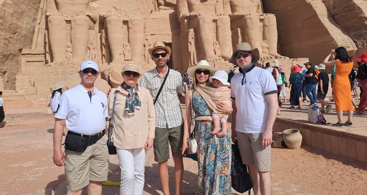 Gruppenfoto am Tempelkomplex von Abu Simbel.