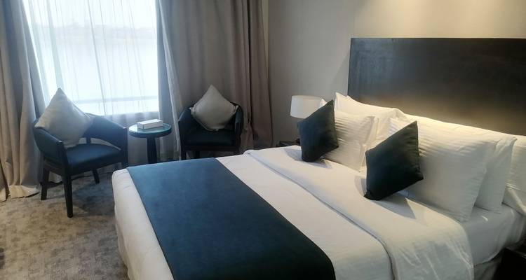 Gut ausgestattetes Hotelzimmer mit bequemer Bettwäsche.