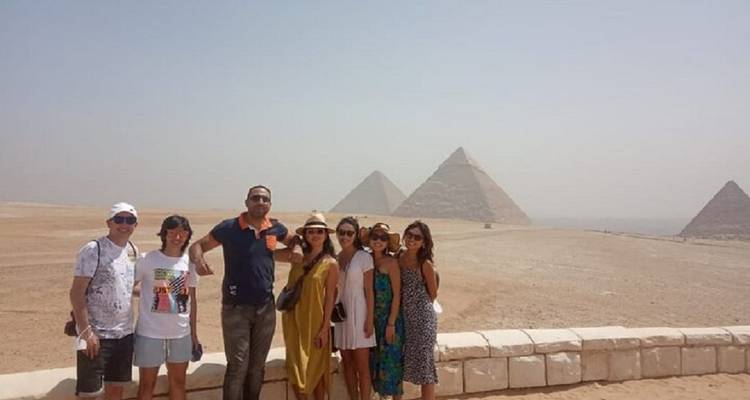 Gruppe von Menschen vor den Pyramiden.