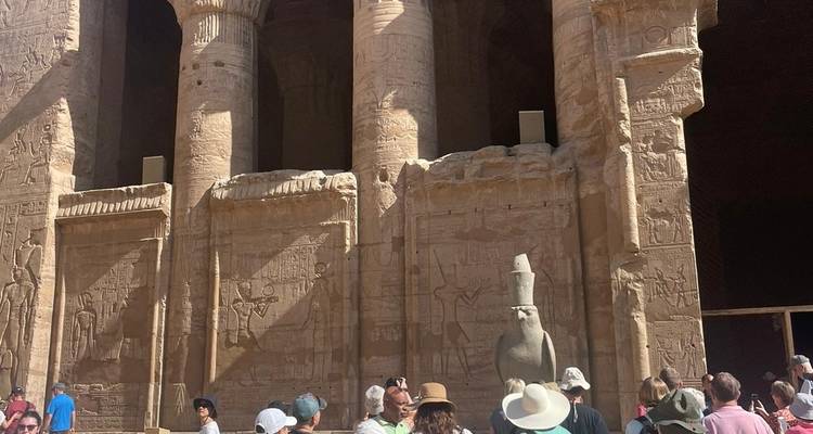 Besucher erkunden den Tempel von Edfu.