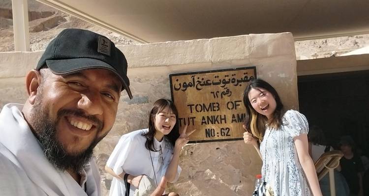 Glückliche Besucher am Eingang des Grabes von Tutanchamun.
