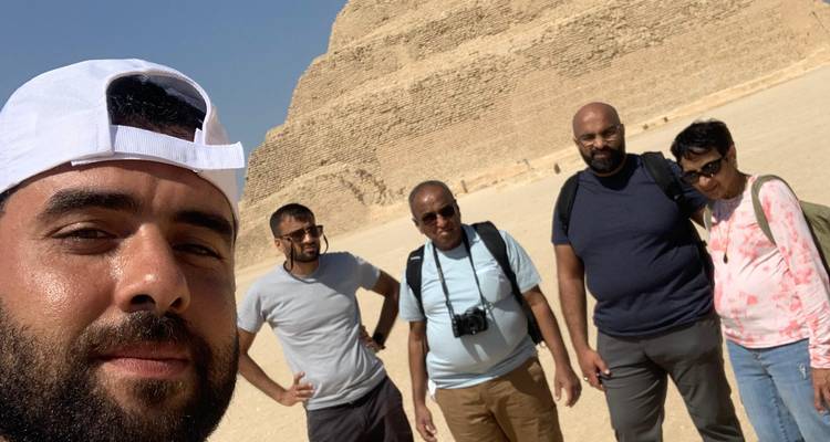 Groepsfoto met piramide in Giza.